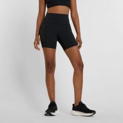Spodenki damskie New Balance WS51271BK – czarne. Czarne szorty New Balance, bez wzorów, z lycry, z podwyższonym stanem. Za 299.99 zł.