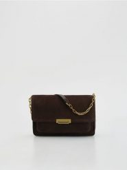 Zamszowa torebka na ramię - ciemnobrązowy. Brązowe torby na ramię Reserved, bez wzorów, z zamszu, na ramię, zamszowe, bez dodatków. Za 259.99 zł.