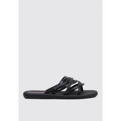 Klapki damskie Ipanema 83606AW816. Czarne klapki Ipanema, bez wzorów, z materiału, bez obcasa. Za 84.99 zł.
