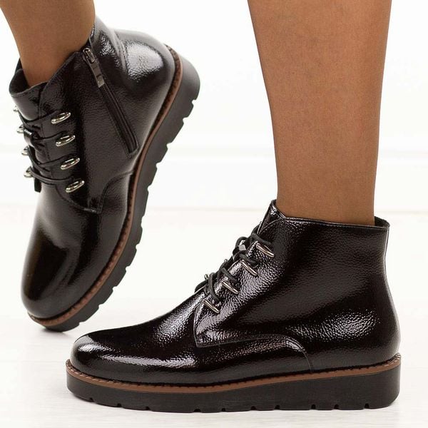 Czarne lakierowane botki damskie Potocki 19360. Czarne botki POTOCKI, na jesień, z aplikacjami, z jeansu, z okrągłym noskiem, bez obcasa, na płaskiej podeszwie, bez zapięcia. W wyprzedaży za 158.01 zł.