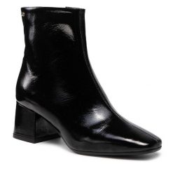 Botki Edeo. Czarne botki Edeo, bez wzorów, bez obcasa, na słupku, bez zapięcia. Za 399.99 zł.
