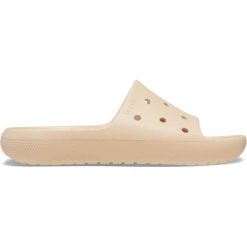 Klapki plażowe dla dorosłych Crocs Classic Slide V2. Białe klapki Crocs, bez wzorów, bez obcasa. W wyprzedaży za 109.00 zł.