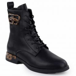 Skórzane botki damskie workery czarne Filippo DBT7206. Czarne botki Filippo, bez wzorów, ze skóry, bez obcasa, bez zapięcia. Za 269.99 zł.