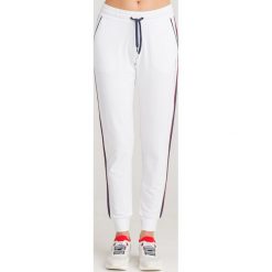 SPODNIE DRESOWE EA7 Emporio Armani. Białe spodnie dresowe EA7 Emporio Armani, l, z aplikacjami, z dresówki. Za 347.40 zł.