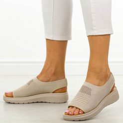 Beżowe sandały damskie Vinceza 17355. Brązowe sandały VINCEZA, bez wzorów, z tkaniny, boho, bez obcasa, na płaskiej podeszwie, bez zapięcia. Za 129.00 zł.