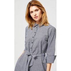 Bawełniana sukienka koszulowa. Białe sukienki MOODO, l, bez wzorów, z bawełny, bez kołnierzyka, bez ramiączek, koszulowe. Za 79.99 zł.