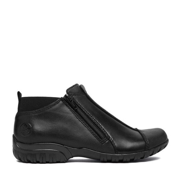 Botki Rieker. Czarne botki Rieker, bez wzorów, bez obcasa, na płaskiej podeszwie, bez zapięcia. Za 379.99 zł.