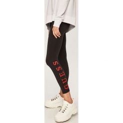 Guess Jeans - Legginsy. Czarne legginsy Guess Jeans, m, z aplikacjami, z dzianiny. Za 149.90 zł.