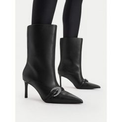 Botki Eva Minge. Czarne botki Eva Minge, bez wzorów, bez obcasa, na szpilce, bez zapięcia. Za 579.99 zł.