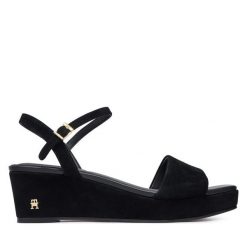 Sandały Tommy Hilfiger. Czarne sandały TOMMY HILFIGER, bez wzorów, bez obcasa, na koturnie, bez zapięcia. Za 569.99 zł.