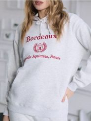 Bluza hoodie z haftowanym napisem - szary. Szare bluzy Sinsay, l, bez wzorów, bez kaptura. Za 49.99 zł.