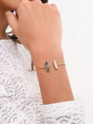L'Atelier de Gaia Pozłacana bransoletka z masą perłową rozmiar: onesize. Białe bransoletki L'Atelier de Gaia, z perłą, pozłacane. Za 38.95 zł.
