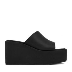 Klapki DeeZee. Czarne klapki DeeZee, bez wzorów, bez obcasa. Za 149.99 zł.