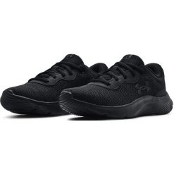 Buty sportowe dla kobiet Under Armour Mojo. Czarne obuwie sportowe Under Armour, bez zapięcia, trekkingowe. Za 181.99 zł.