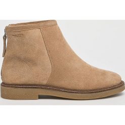 Vagabond - Botki. Brązowe botki Vagabond, bez wzorów, z materiału, z okrągłym noskiem, bez obcasa, na obcasie, bez zapięcia. W wyprzedaży za 399.90 zł.