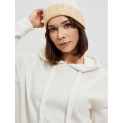 Dwukolorowa czapka. Czapki MOODO, bez wzorów, z elastanu. W wyprzedaży za 17.99 zł.
