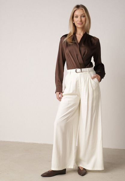 Białe Szerokie Spodnie Wiskozowe w Garniturowym Stylu z Paskiem Qera. Białe spodnie materiałowe Born2be, na co dzień, l, bez wzorów, z jeansu. Za 129.99 zł.