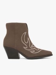 Brązowe botki kowbojki z przeszyciami. Brązowe botki Ryłko, bez wzorów, ze skóry, za kostkę, bez obcasa, na obcasie, bez zapięcia. Za 499.99 zł.