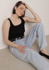 Czarny Prążkowany Top na Szerokich Ramiączkach z Bawełny Zdobiony Guzikami Bernella. Czarne topy Born2be, m, z aplikacjami, z bawełny, bez kołnierzyka, bez ramiączek. Za 39.99 zł.