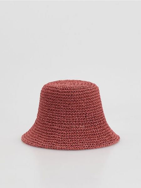 Pleciony kapelusz bucket - różowy. Czerwone kapelusze Reserved, bez wzorów. W wyprzedaży za 55.99 zł.