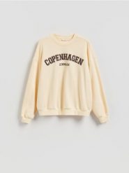 Bluza z haftowanym napisem - jasnożółty. Żółte bluzy Reserved, l, bez wzorów, z bawełny, bez kaptura. Za 119.99 zł.
