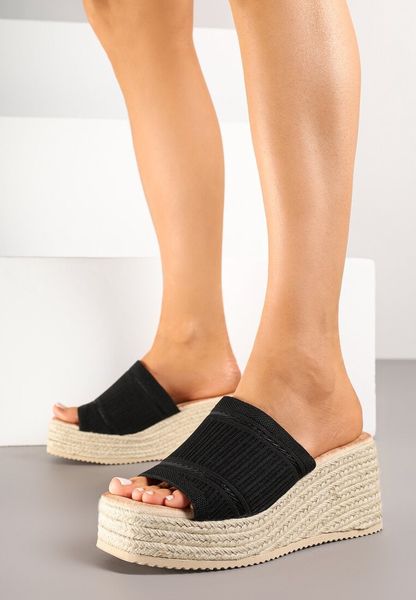 Czarne Tłoczone Klapki na Koturnie Zdobionym Plecionką Pasilira. Czarne klapki Renee, z aplikacjami, bez obcasa, na koturnie. Za 129.99 zł.