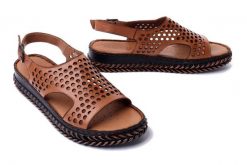 MANITU 910208-21 cognac, sandały damskie. Brązowe sandały Manitu, w ażurowe wzory, ze skóry, bez obcasa, bez zapięcia. Za 284.90 zł.