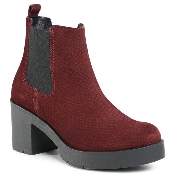 Botki Lasocki. Czerwone botki Lasocki, bez wzorów, bez obcasa, na słupku, bez zapięcia. Za 111.99 zł.