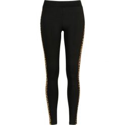Damskie klasyczne legginsy w paski. Czarne legginsy Urban Classics, bez wzorów. Za 142.00 zł.