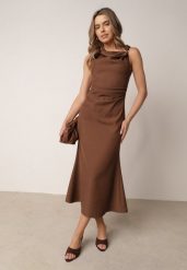 Brązowa Sukienka VICES Ozdobiona Aplikacją na Ramieniu Palleleora. Brązowe sukienki Born2be, na co dzień, l, z aplikacjami, eleganckie, bez kołnierzyka, bez ramiączek, midi, proste. Za 179.99 zł.