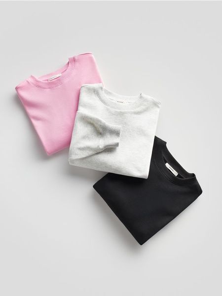 Bawełniana bluza - czarny. Czarne bluzy Reserved, l, bez wzorów, z bawełny, bez kaptura. W wyprzedaży za 39.99 zł.