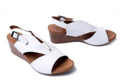 PIAZZA 910232-03 weiss, sandały damskie. Białe sandały Piazza, bez wzorów, ze skóry, bez obcasa, na koturnie, bez zapięcia. Za 239.93 zł.