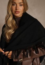 Czarny Bawełniano-Wiskozowy Szalik w Kształcie Trójkąta z Frędzlami Vetisara. Czarne szaliki Renee, bez wzorów, z bawełny. Za 39.99 zł.