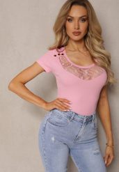 Różowa Bluzka z Bawełny Ozdobiona Złotymi Guzikami i Koronkową Wstawką Bernicia. Czerwone bluzki Renee, s, bez wzorów, z bawełny, eleganckie, bez kołnierzyka, bez ramiączek. W wyprzedaży za 52.49 zł.