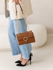 Lia Biassoni Skórzana torebka w kolorze jasnobrązowym - 21 x 14 x 8 cm rozmiar: onesize. Brązowe torby na ramię Lia Biassoni, bez wzorów, z materiału, na ramię, bez dodatków. Za 217.99 zł.