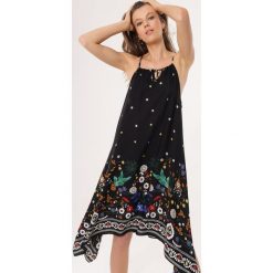 Czarna Sukienka Oath. Czarne sukienki Born2be, na plażę, l, bez wzorów, eleganckie, bez kołnierzyka, bez ramiączek, midi, asymetryczne. Za 39.99 zł.