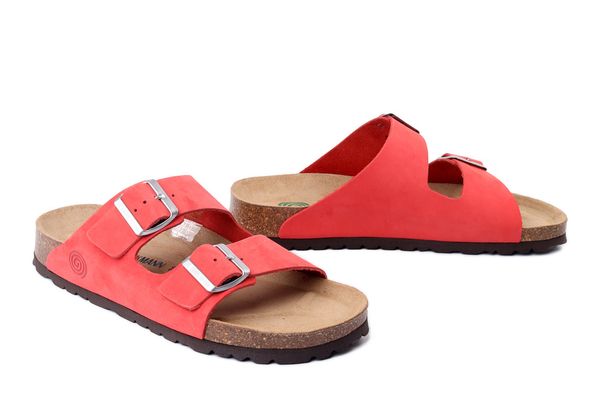 DR. BRINKMANN 700696-04 rot, klapki damskie. Czerwone klapki Dr. Brinkmann, bez wzorów, ze skóry, bez obcasa. Za 249.90 zł.