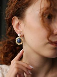 L'Atelier de Gaia Pozłacane kolczyki-wkrętki z szafirem i perłami rozmiar: onesize. Niebieskie kolczyki L'Atelier de Gaia, z perłą, pozłacane. Za 39.99 zł.