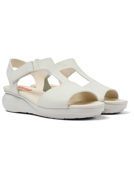 Camper Skórzane sandały w kolorze białym na koturnie rozmiar: 39. Białe sandały Camper, bez wzorów, klasyczne, z otwartym noskiem, bez obcasa, na koturnie, bez zapięcia. Za 287.51 zł.