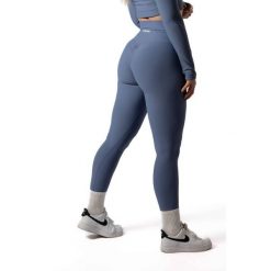 Damskie legginsy bezszwowe prążkowane z efektem scrunch – błękitny. Niebieskie legginsy AESTHETIC WOLF, xl, bez wzorów, z dzianiny, z podwyższonym stanem, długie. Za 119.99 zł.