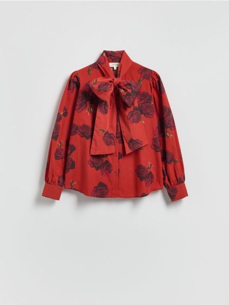 Bawełniana koszula z wiązaniem - czerwony. Czerwone koszule Reserved, l, bez wzorów, z bawełny, bez kołnierzyka, bez ramiączek. Za 159.99 zł.