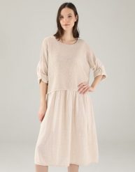 BAWEŁNIANA SUKIENKA Z AŻUROWĄ GÓRĄ 18-19723 BEIGE. Brązowe sukienki Unisono, w ażurowe wzory, z bawełny, bez kołnierzyka, bez ramiączek. Za 242.00 zł.