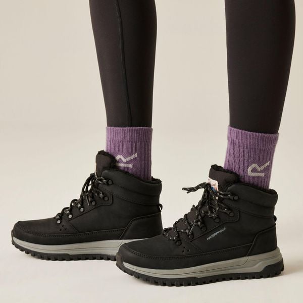 Damskie buty Sherbourne z futrem. Czarne trekkingi Regatta, z gumy. Za 159.99 zł.