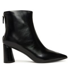 Botki BOSS. Czarne botki Boss, bez wzorów, bez obcasa, na słupku, bez zapięcia. Za 949.99 zł.