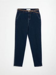Jeansy chino mom fit z paskiem z domieszką wiskozy - niebieski. Niebieskie jeansy Sinsay, bez wzorów. Za 59.99 zł.