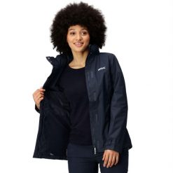 Kurtka przeciwdeszczowa trekkingowa damska Daysha. Niebieskie kurtki sportowe Regatta, bez wzorów, z softshellu, trekkingowe. W wyprzedaży za 229.99 zł.