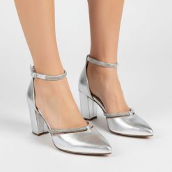 Sandały ślubne damskie Marco Tozzi,z metalicznym wykończeniem i szpiczastym noskiem posiada pasek wokół kostki, srebrne, 2-82404-42 941. Szare sandały Marco Tozzi, bez wzorów, ze szpiczastym noskiem, bez obcasa, na obcasie, bez zapięcia. Za 269.00 zł.