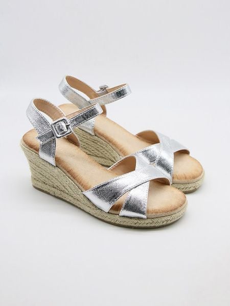 Bellucci Sandały w kolorze srebrnym na koturnie rozmiar: 40. Szare sandały Bellucci, bez wzorów, z otwartym noskiem, bez obcasa, na koturnie, bez zapięcia. Za 105.38 zł.