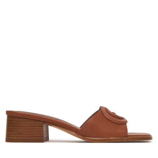 Klapki Guess. Brązowe klapki Guess, z aplikacjami, bez obcasa. Za 449.99 zł.
