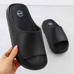 Klapki damskie na grubej platformie plażowe basenowe czarne NEWS 7303. Czarne klapki NEWS, bez wzorów, z materiału, bez obcasa. Za 59.99 zł.